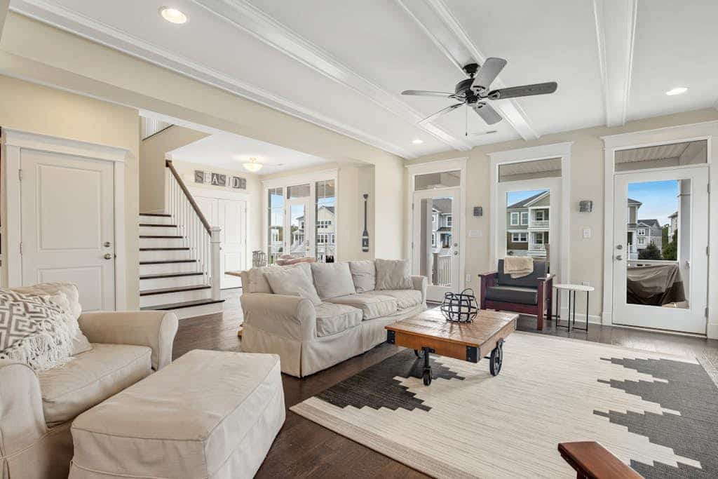 Resort Living in Bethany. AC/Pool and more.