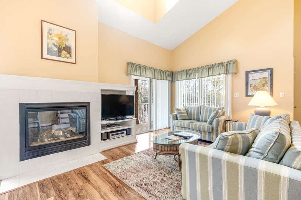 Spacious Sea Colony second floor condo with pools, hot tubs & washer/dryer