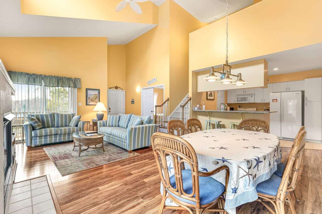 Spacious Sea Colony second floor condo with pools, hot tubs & washer/dryer