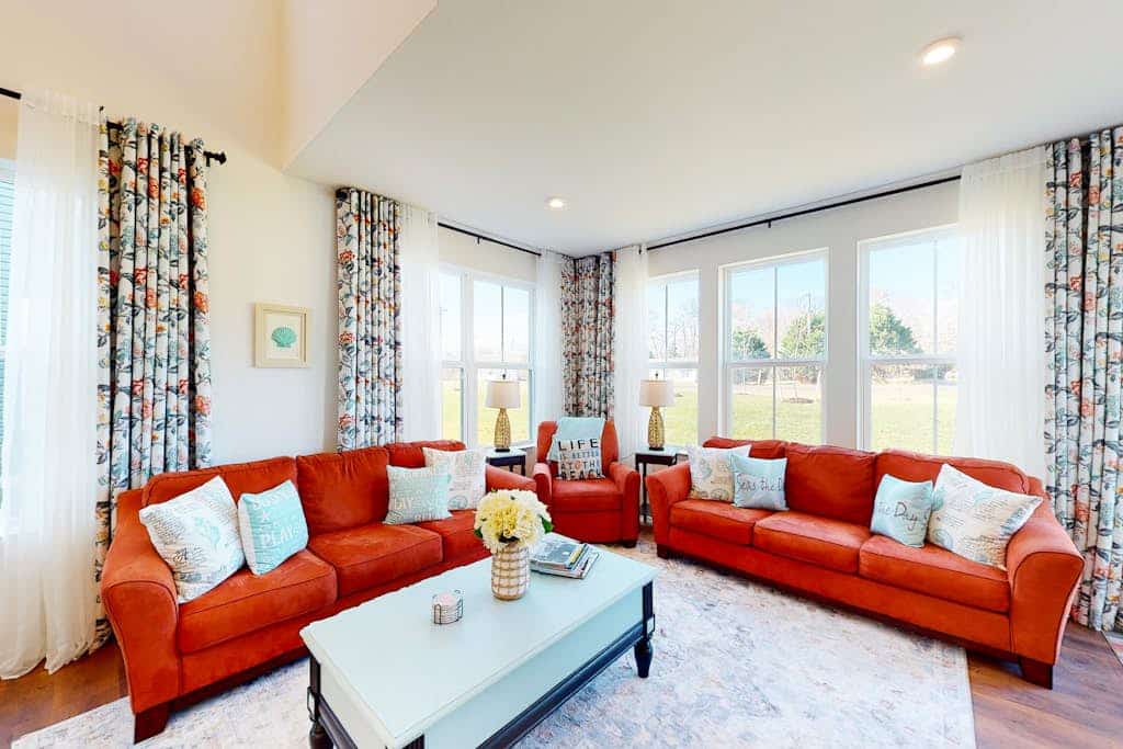 Bishop's Landing townhouse with grill, outdoor pool, gym, tennis court, shuttle