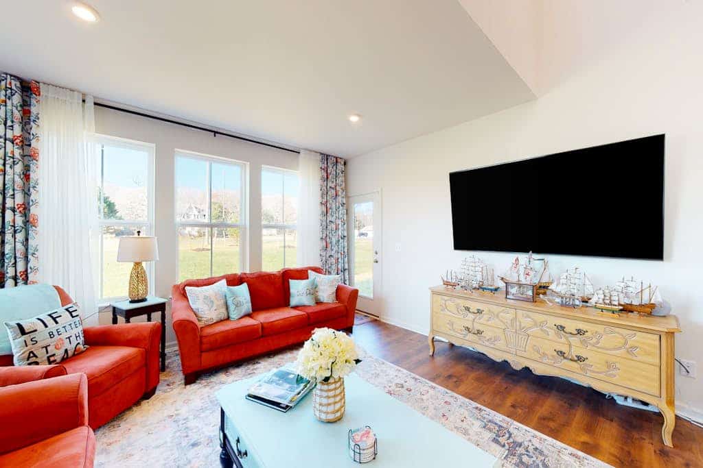 Bishop's Landing townhouse with grill, outdoor pool, gym, tennis court, shuttle
