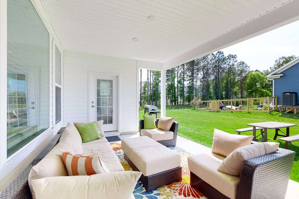 Sea Oaks home with new updates, a patio, gas grill, children's games, W/D, & AC