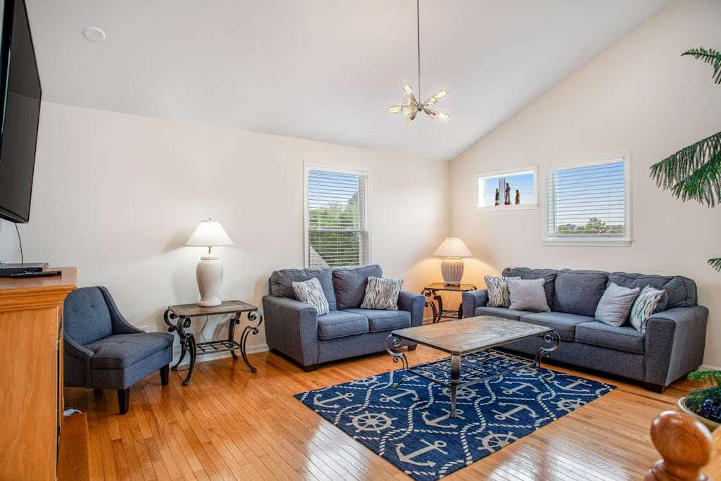 Lovely home near the ocean, w/ fire pit, tiki bar, washer/dryer, WiFi, & Netflix