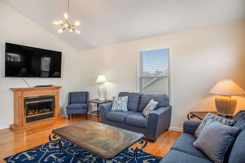 Lovely home near the ocean, w/ fire pit, tiki bar, washer/dryer, WiFi, & Netflix