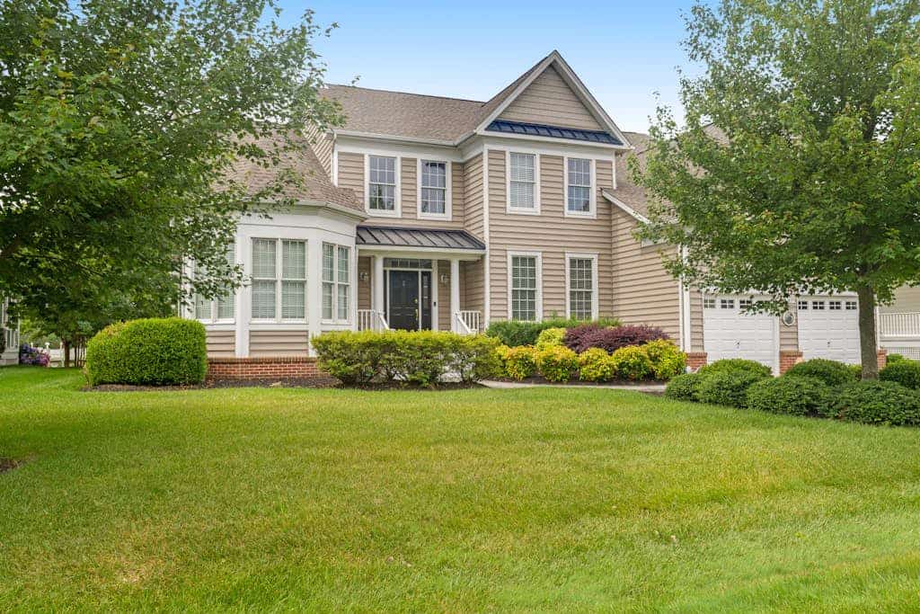 Bethany Lakes home with waterfront views, pool access, tennis, & private patio