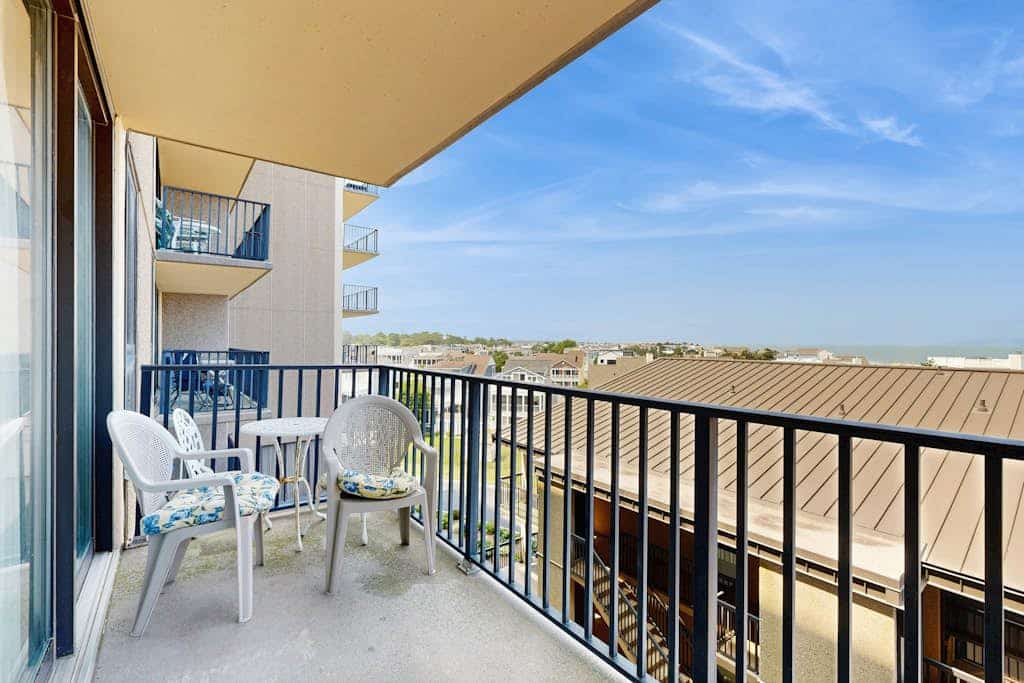 Oceanfront complex with beach access & charm - pools, tennis, fitness centers