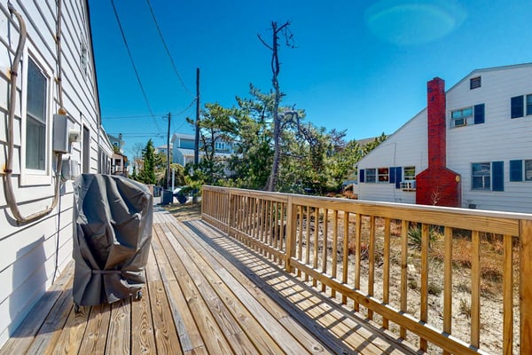 South Bethany home - just steps to the beach! With screened deck, AC & W/D