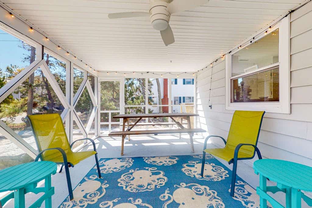South Bethany home - just steps to the beach! With screened deck, AC & W/D