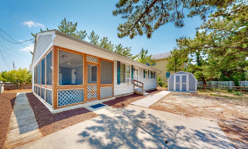 Town of South Bethany oceanside cottage with screened porch, outdoor shower, W/D