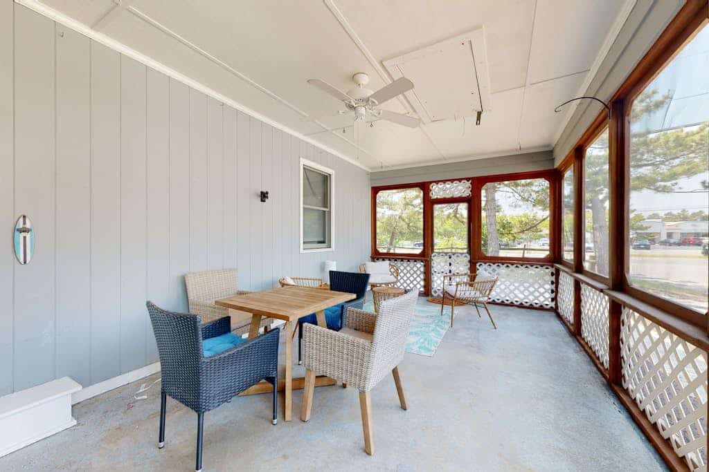 Town of South Bethany oceanside cottage with screened porch, outdoor shower, W/D