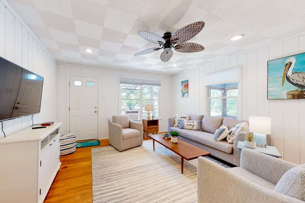 Town of South Bethany oceanside cottage with screened porch, outdoor shower, W/D