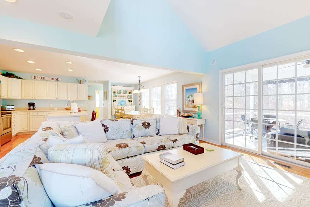 Updated Waterside home near beach with screened deck & community pool