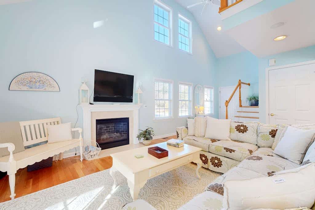 Updated Waterside home near beach with screened deck & community pool