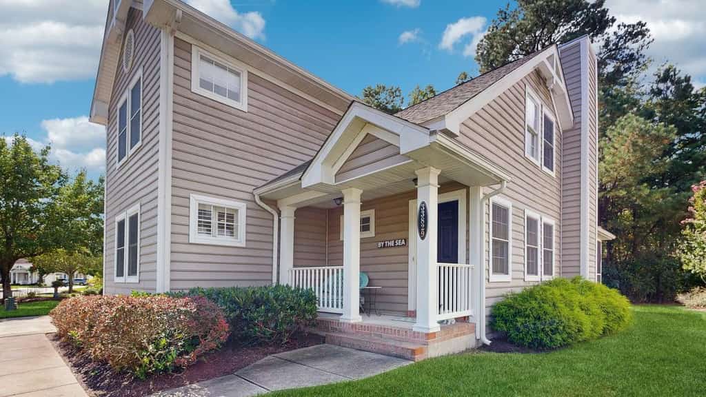 Updated Waterside home near beach with screened deck & community pool