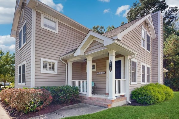 Updated Waterside home near beach with screened deck & community pool