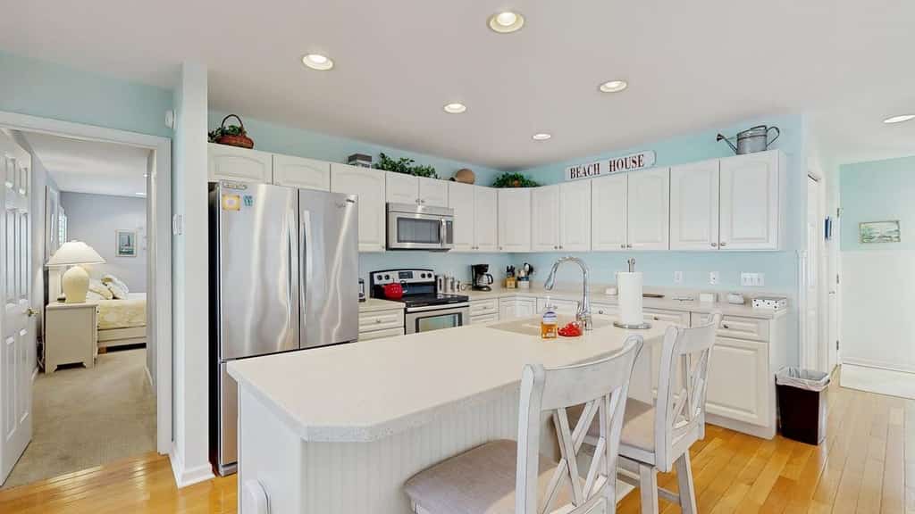 Updated Waterside home near beach with screened deck & community pool