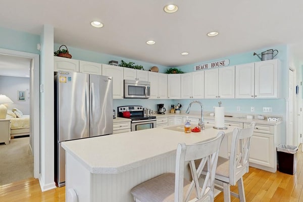Updated Waterside home near beach with screened deck & community pool