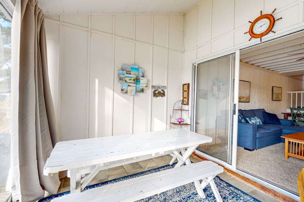 Mallard Lakes townhouse in peaceful community with pool, hot tub, fishing pier