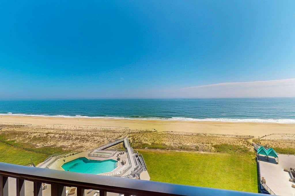 Sea Colony condo with balcony, pools, beach access, tennis & fitness centers