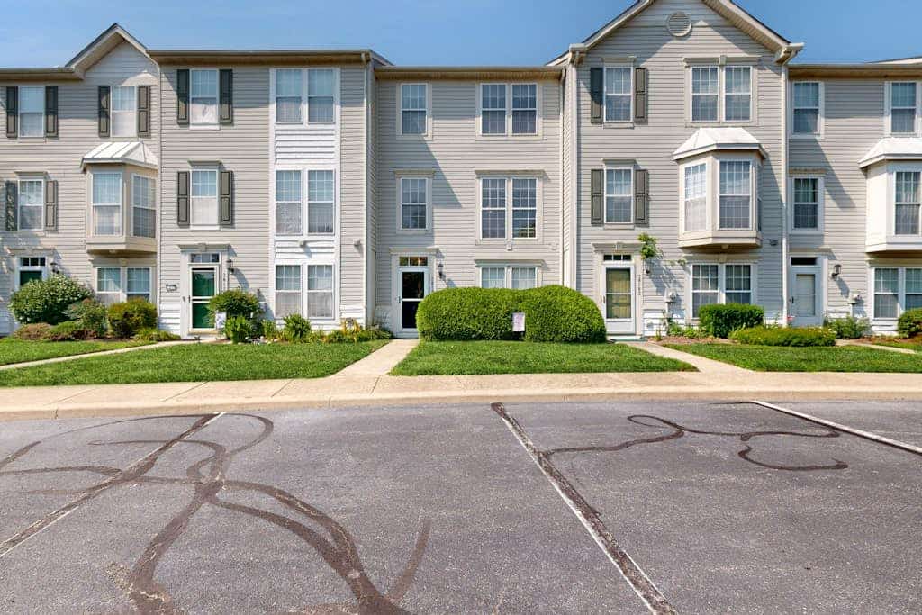 South Hampton 3-level spacious home with shared pool, balcony & free WIFI