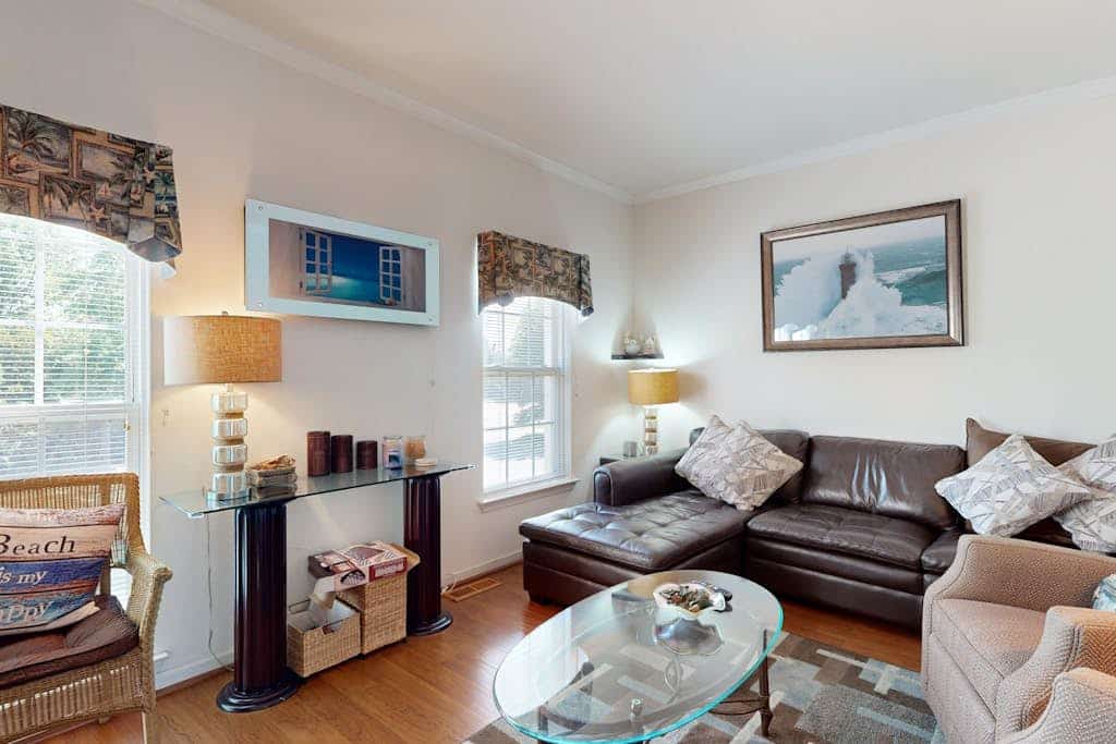 South Hampton 3-level spacious home with shared pool, balcony & free WIFI