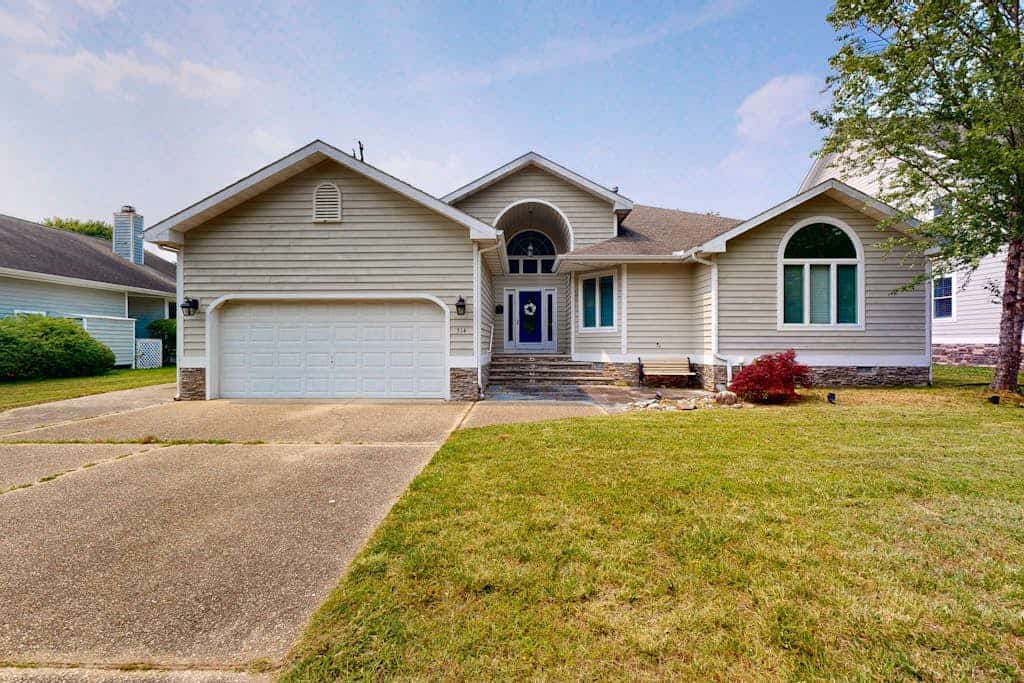 Salt Pond house with golf course views, pool, tennis, fireplace, porch, deck, AC