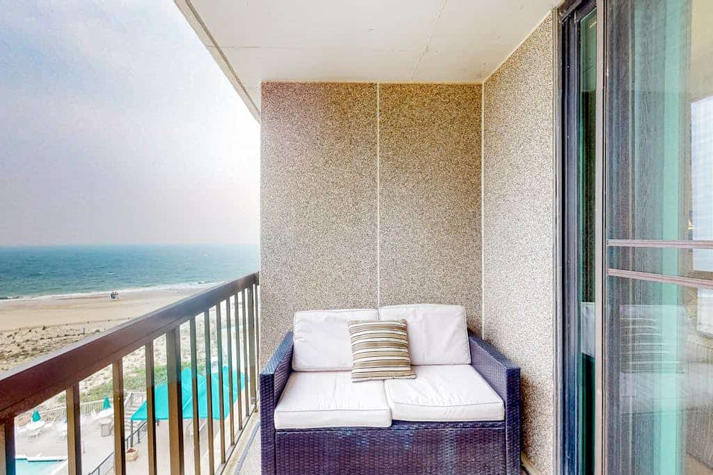 Sea Colony beachfront 6th-floor condo with 12 pools, 2 hot tubs, private beach