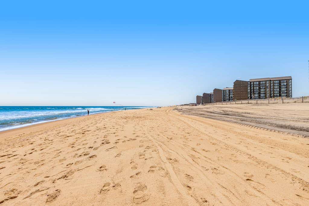Sea Colony beachfront 6th-floor condo with 12 pools, 2 hot tubs, private beach