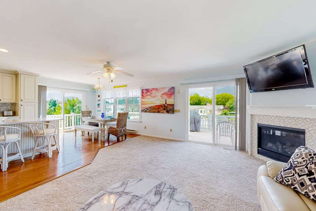 Keenwik on the Bay waterfront home with AC, gas fireplace, firepit, & dock