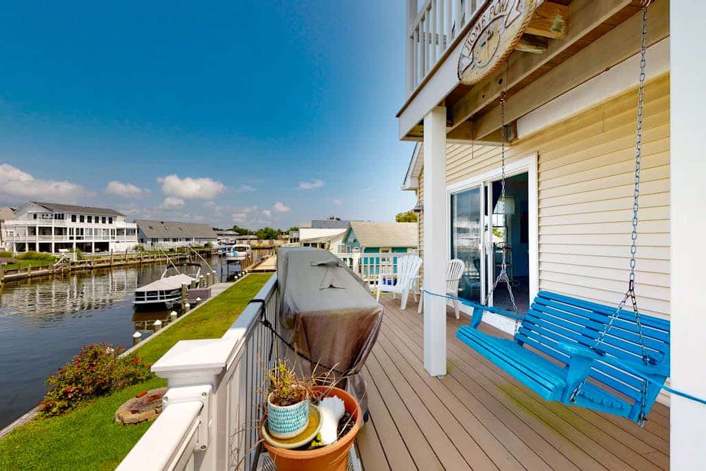 Keenwik on the Bay waterfront home with AC, gas fireplace, firepit, & dock
