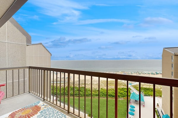 Sea Colony condo with pools, tennis, beach, hot tub, gym, sauna, & balcony