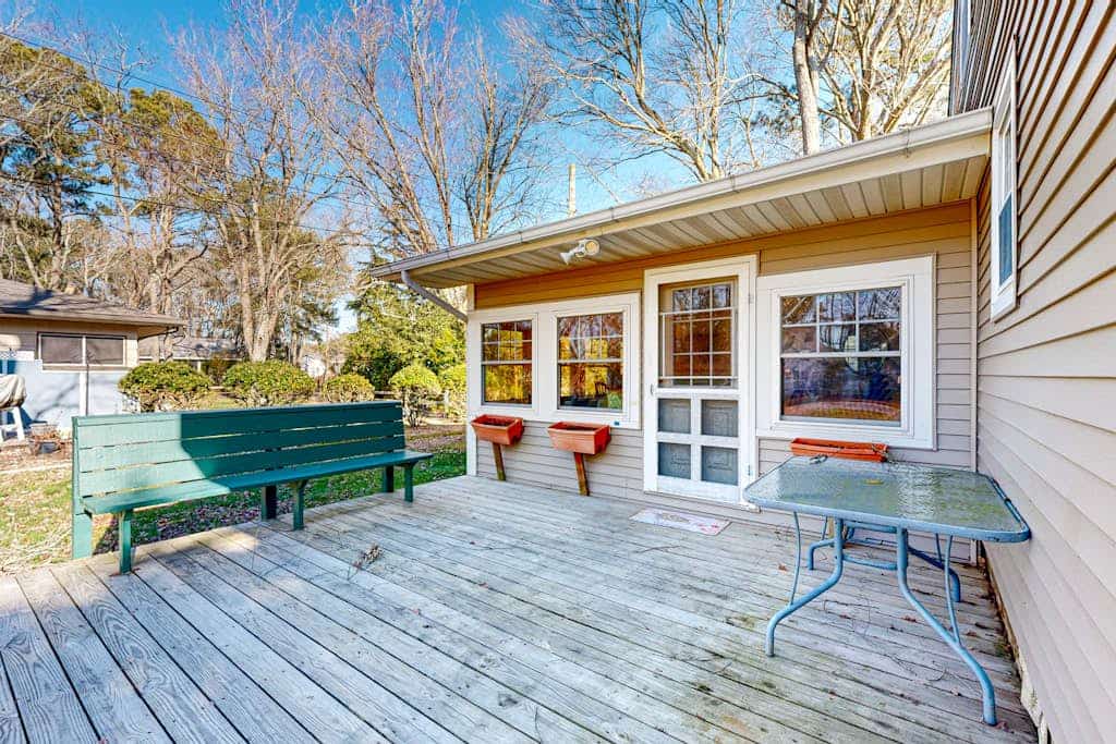 Bethany West Retreat W/ Shared Pool & Ideal Location Close to Trolley stop