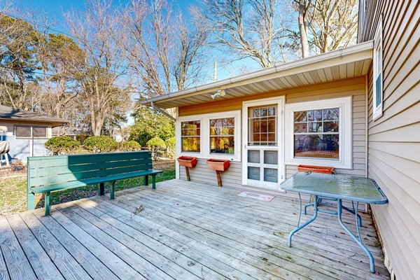 Bethany West Retreat W/ Shared Pool & Ideal Location Close to Trolley stop