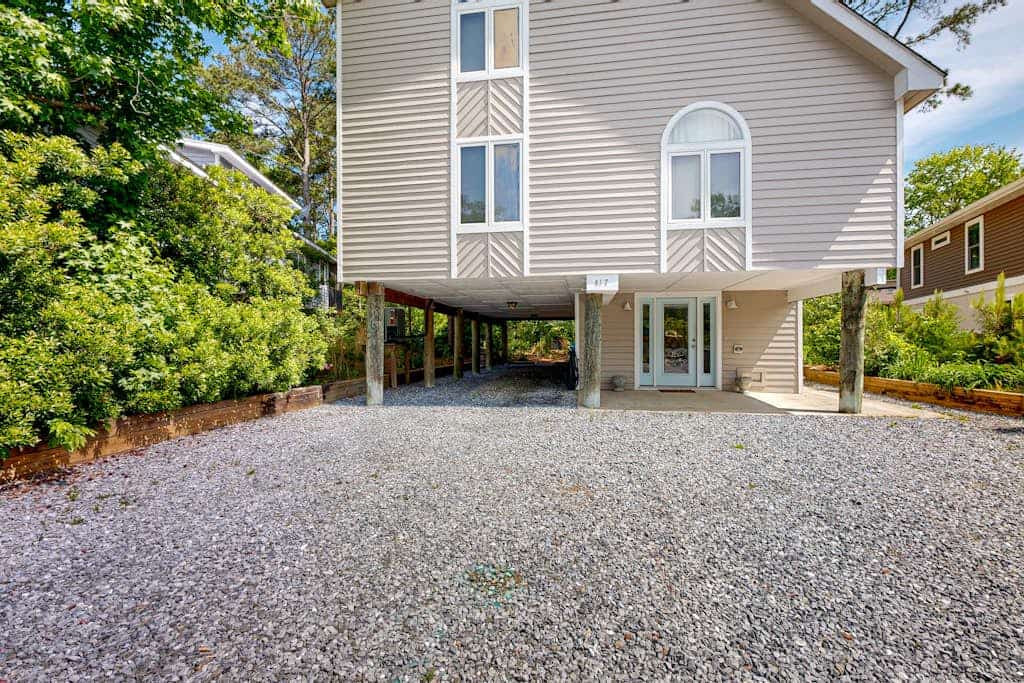Cat Hill - Inviting retreat with fireplace, lovely porch, kayaks & firepit
