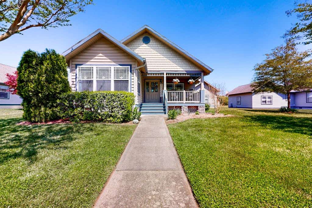 Forest Reach home near beach with pool access & W/D - dog-friendly