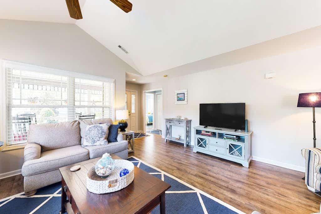 Forest Reach home near beach with pool access & W/D - dog-friendly