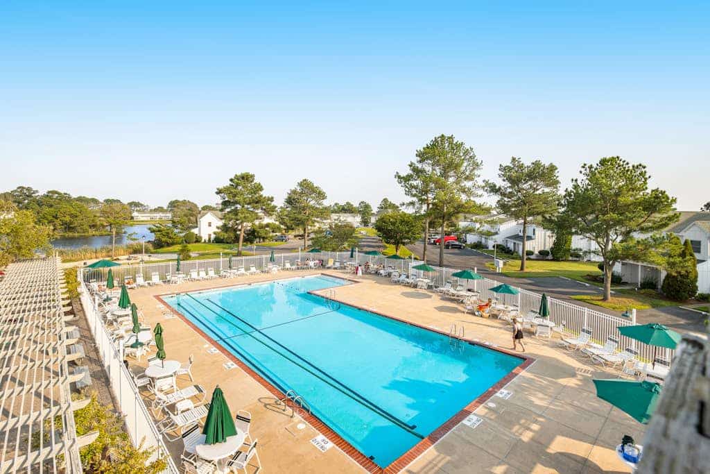 Mallard Lakes townhouse with hot tub, pool, water views, & fireplace