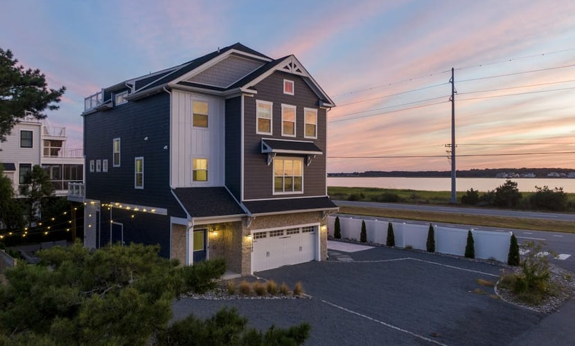 Bay Views - Walk to Beach - Multiple Decks - Pets Welcome!