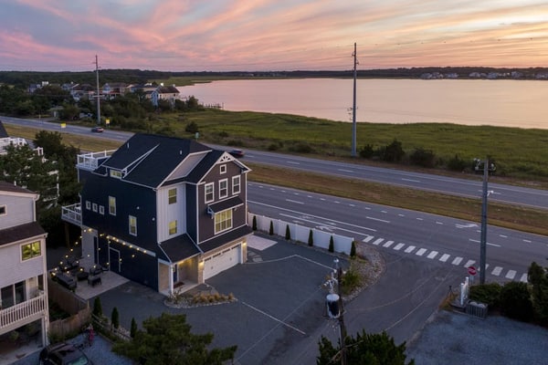 Bay Views - Walk to Beach - Multiple Decks - Pets Welcome!