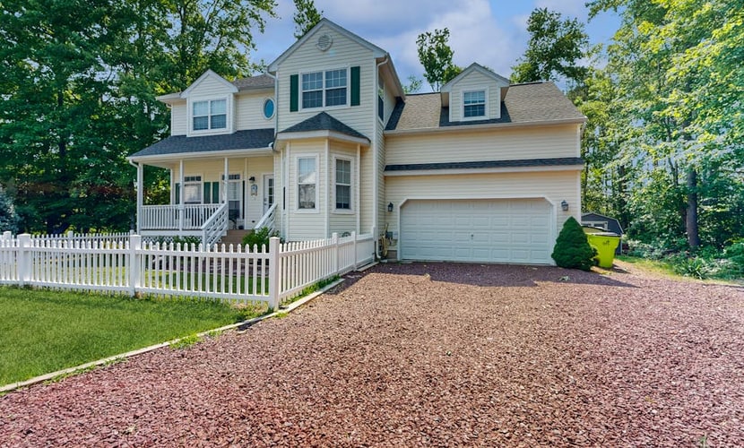 Clearwater Home Close to the Beach w/Shared Pool, Private Washer/Dryer