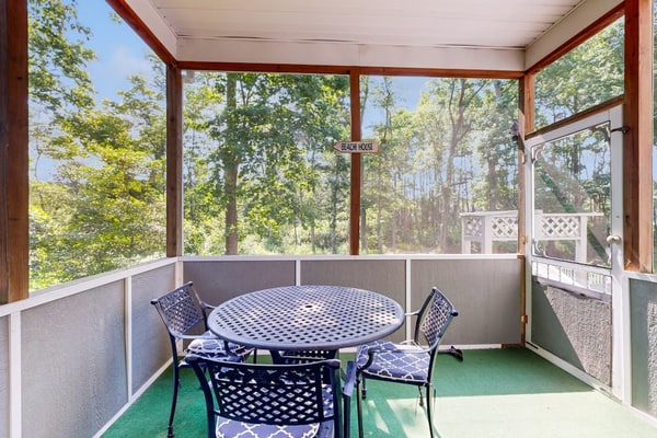 Clearwater Home Close to the Beach w/Shared Pool, Private Washer/Dryer