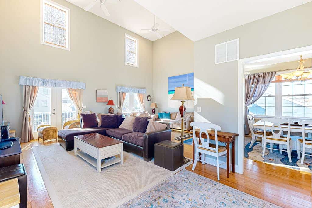 Oceanside, Bethany Beach, Spacious house, Next to Town Center. Park 4 cars