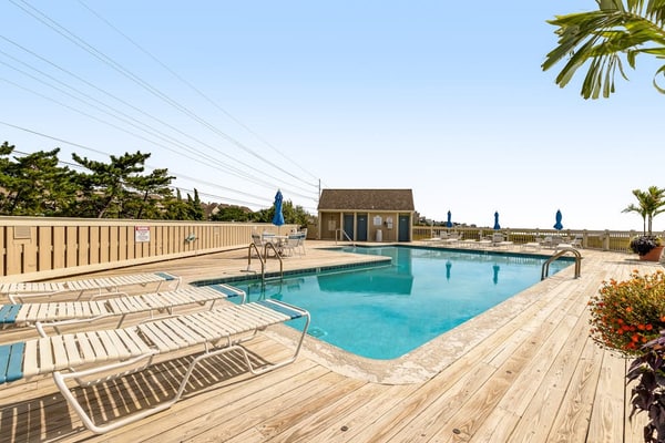 Kings Grant ocean front townhouse w/, outside shower and community pool