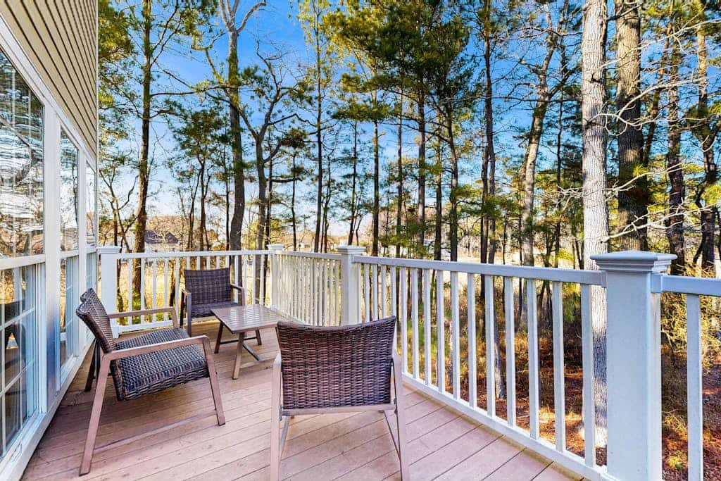 Creekside townhouse with patio, grill & community pool - pet friendly