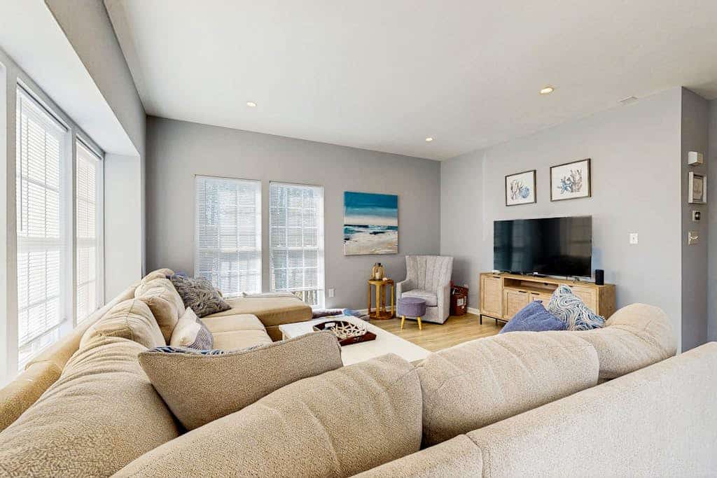 Creekside townhouse with patio, grill & community pool - pet friendly