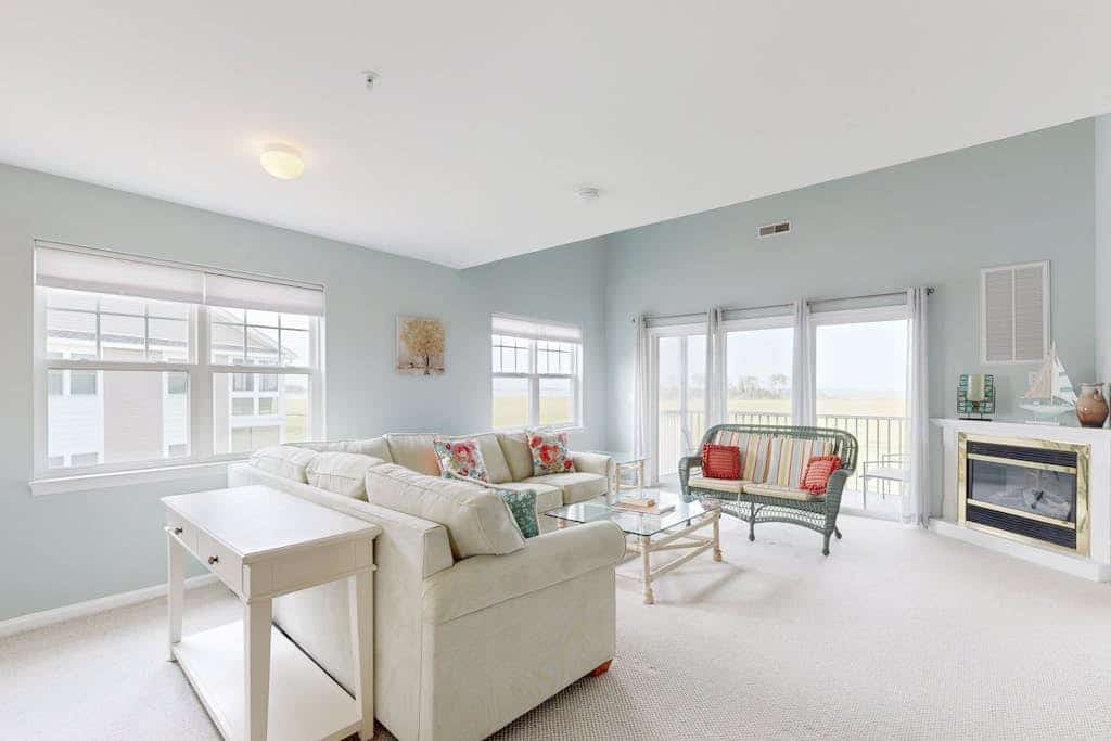 Charming condo with nearby golf, outdoor pool & close to the beach