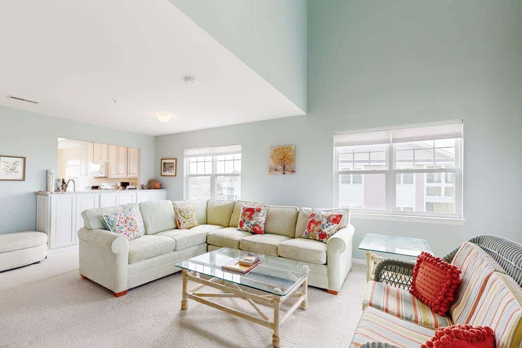 Charming condo with nearby golf, outdoor pool & close to the beach