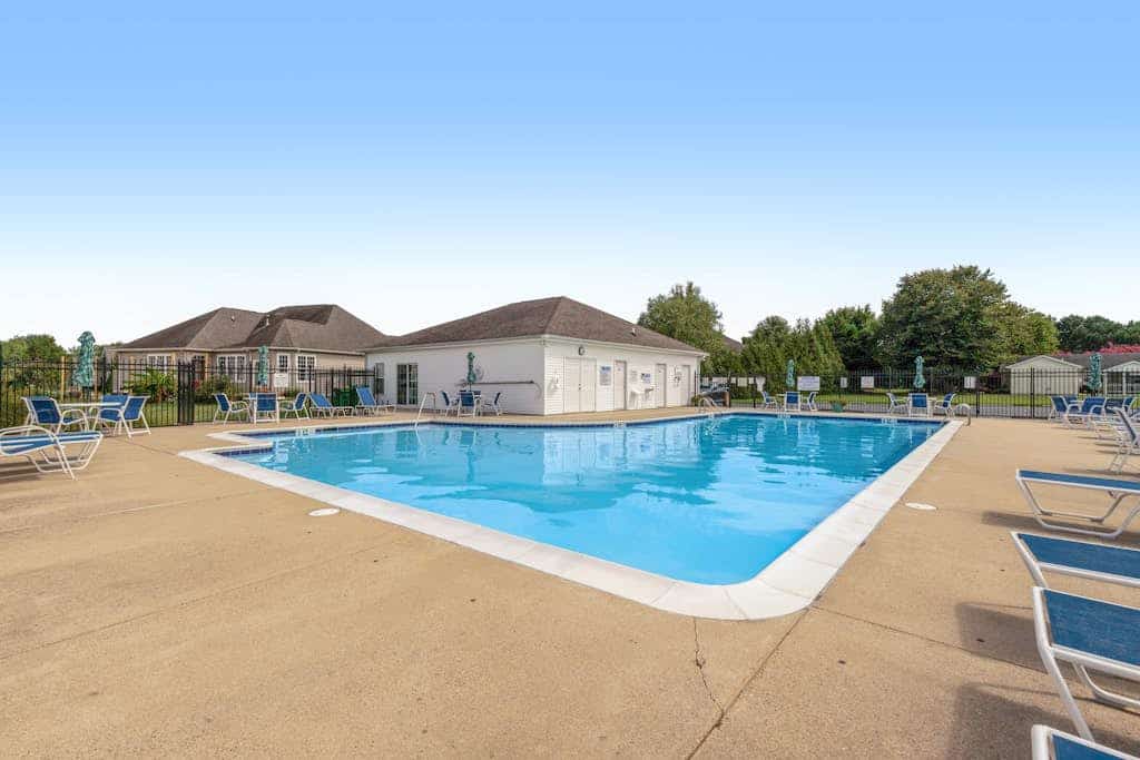 Wedgefield dog-friendly house w/community pool, patio & gas grill