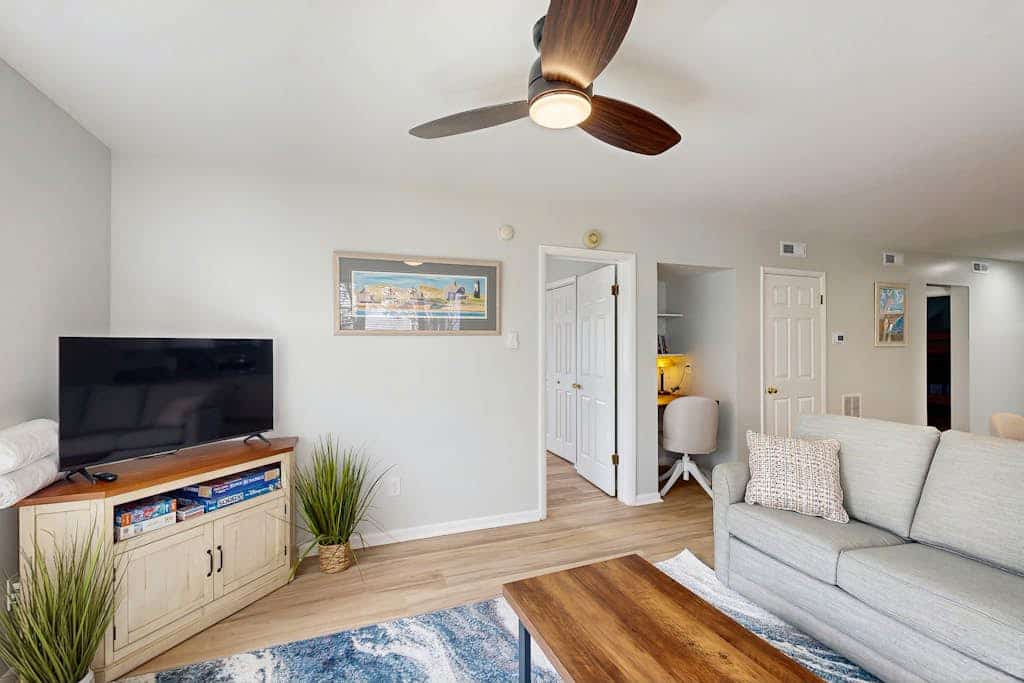 Henlopen Station condo w/shared pool, patio, grill, close to beach & restaurants