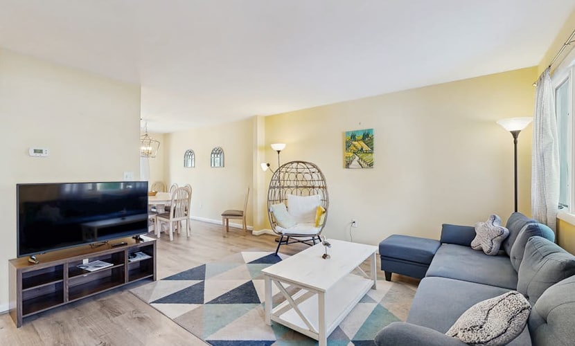 Bethany Pines townhouse w/community pool & tennis, close to beach